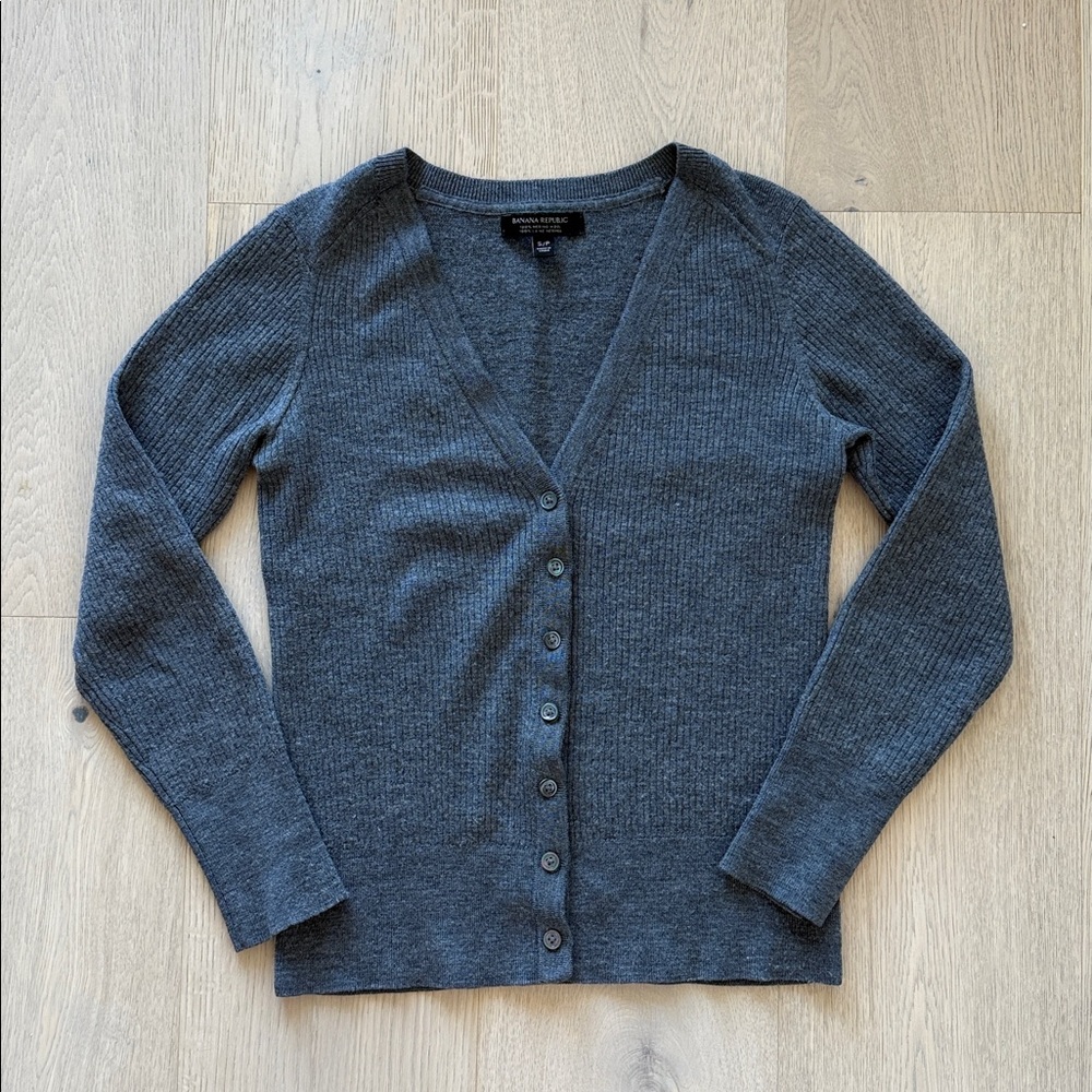 2/$30 Banana Republic Merino Wool V neck Cardigan Grey